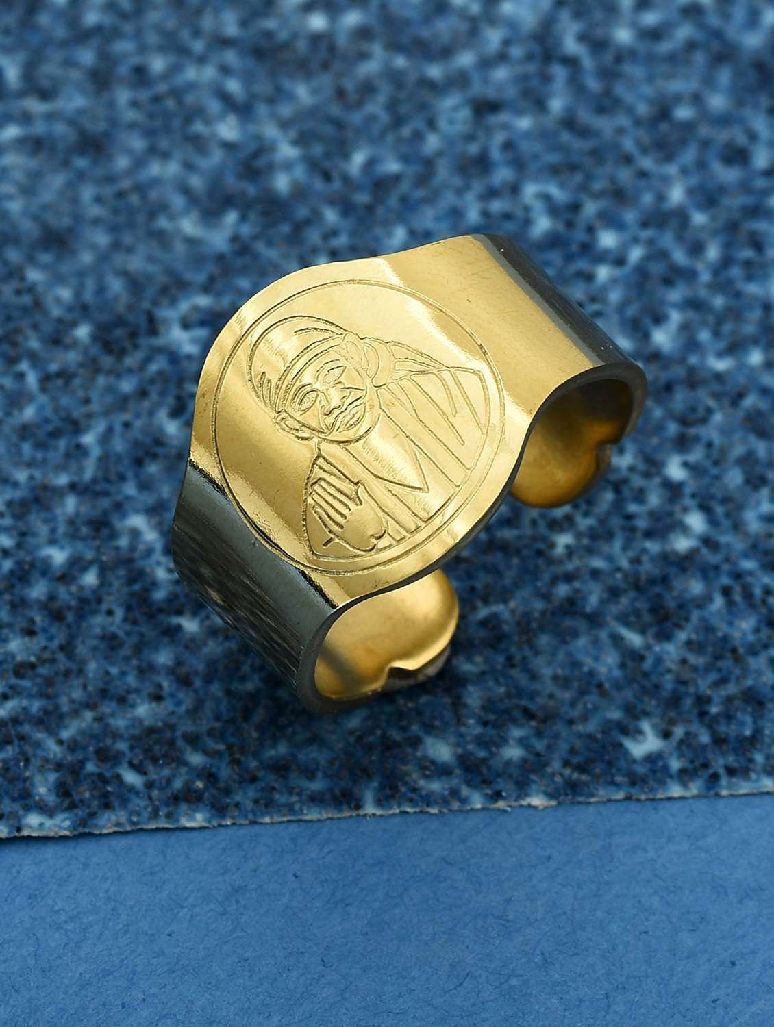 gold plated finger ring - 18536984 -  Standard Image - 1