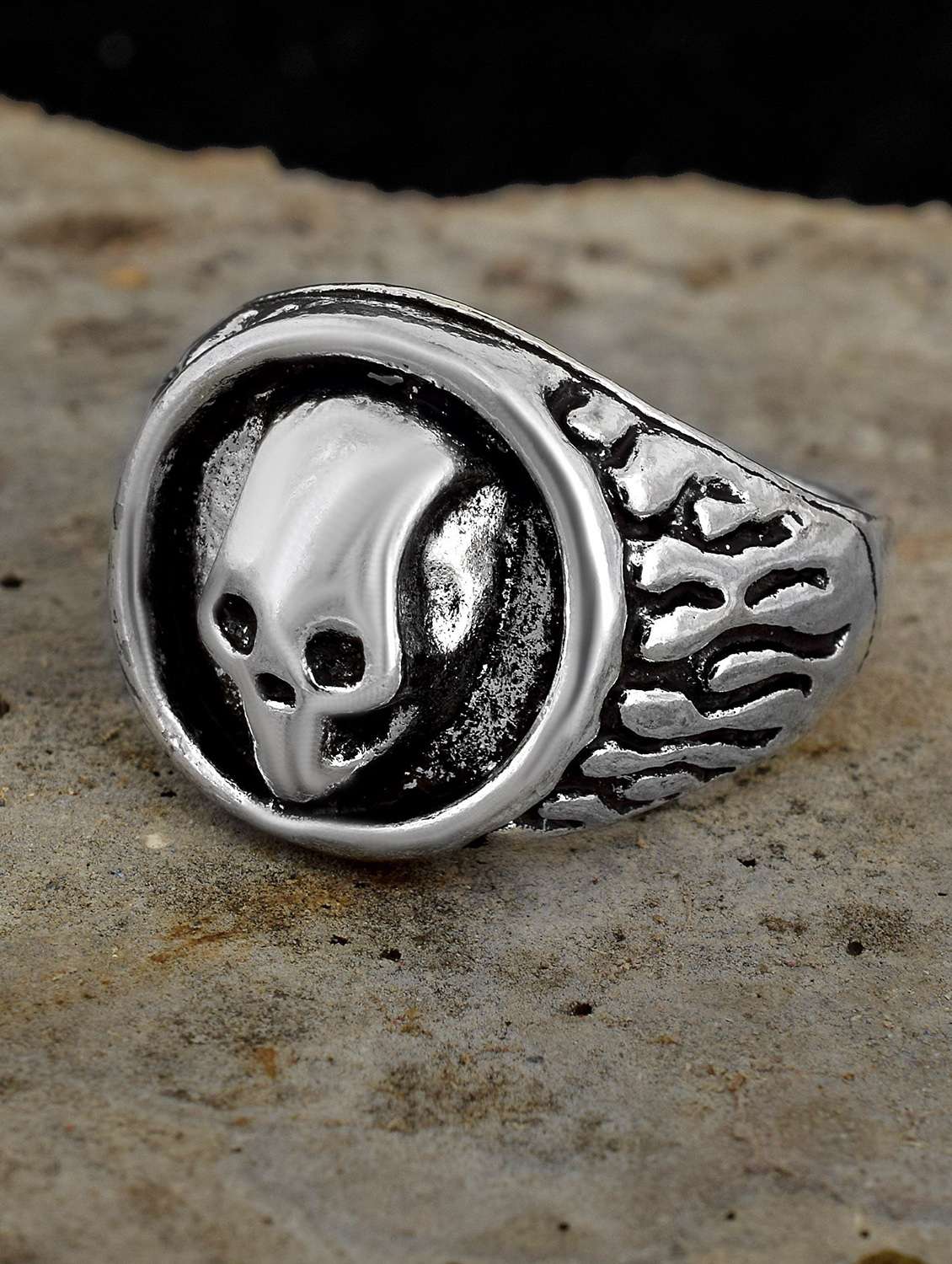 silver skull ring  - 18537148 -  Standard Image - 1
