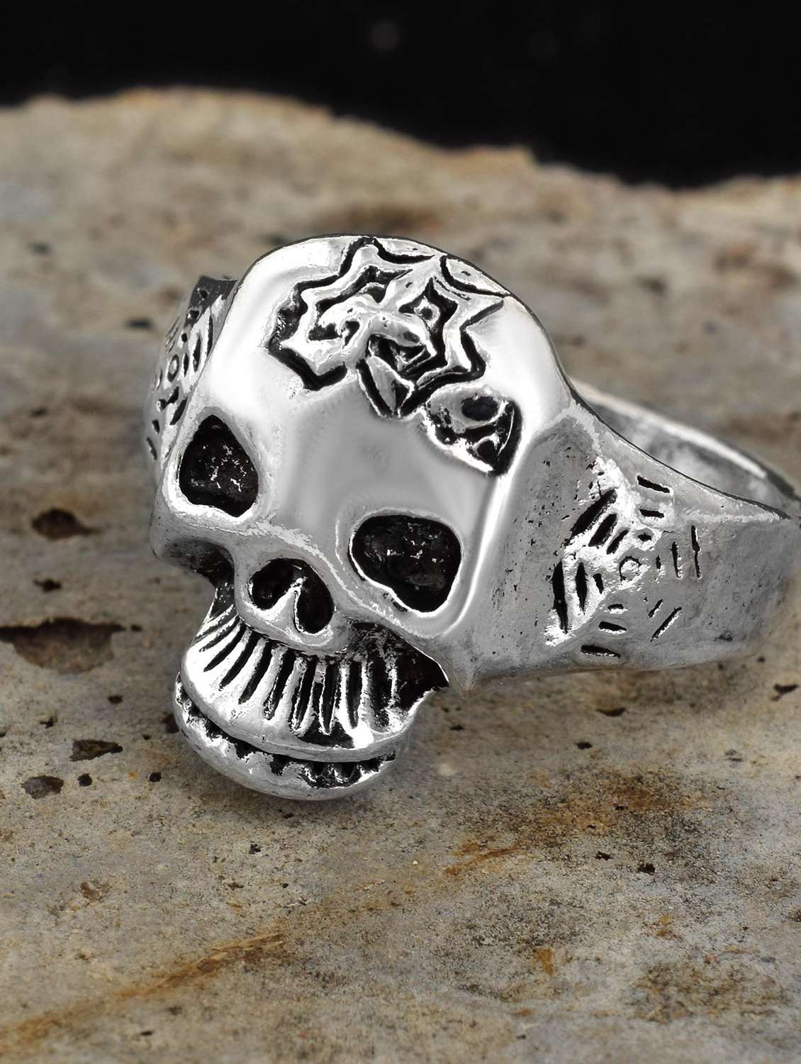 silver plated finger ring - 18537154 -  Standard Image - 1