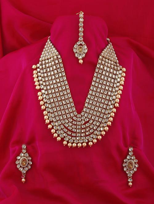 gold metal set - 18566758 - Standard Image - 0