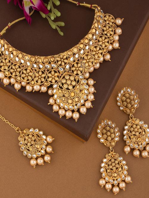 gold metal set - 18567485 - Standard Image - 0