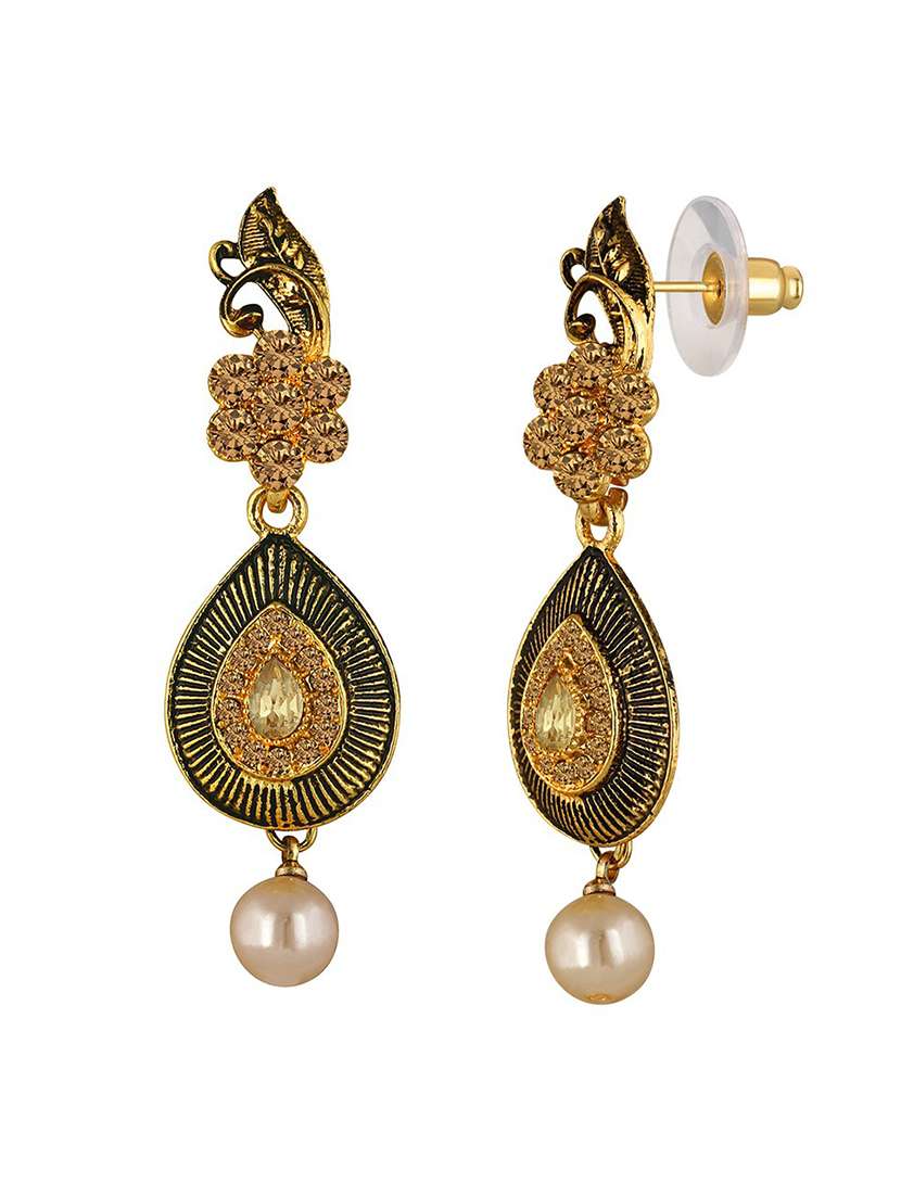 gold metal set - 18567495 -  Standard Image - 1