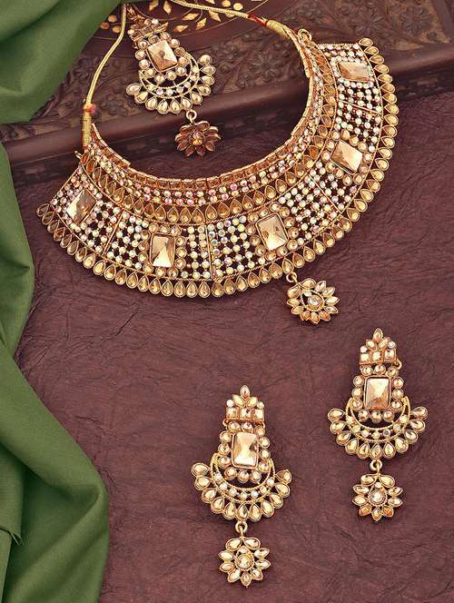 gold metal set - 18567557 -  Standard Image - 0