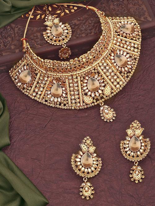 gold metal set - 18567558 - Standard Image - 0