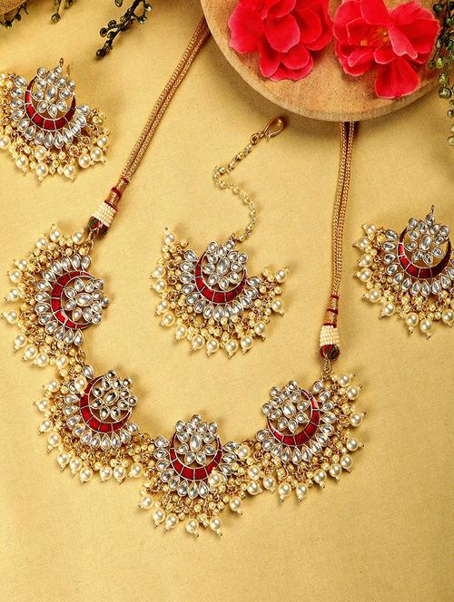 gold metal set - 18567567 -  Standard Image - 0