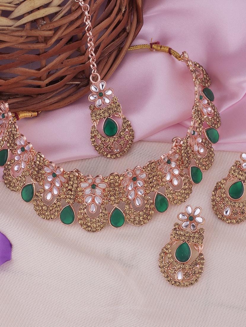 green necklace earring set with maangtikka - 18567612 - Zoom Image - 0
