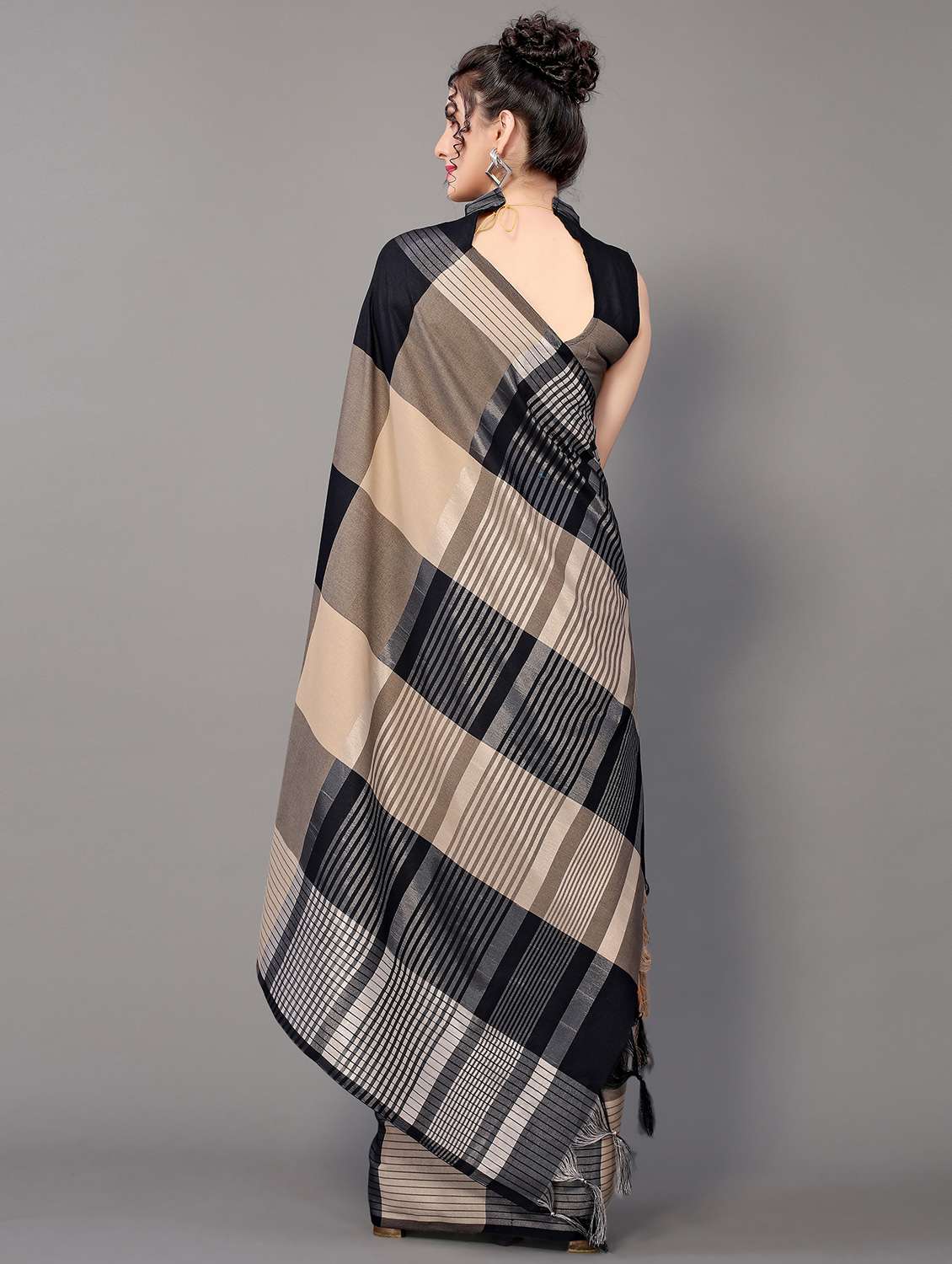 checkered handloom saree with blouse - 18627131 -  Standard Image - 1