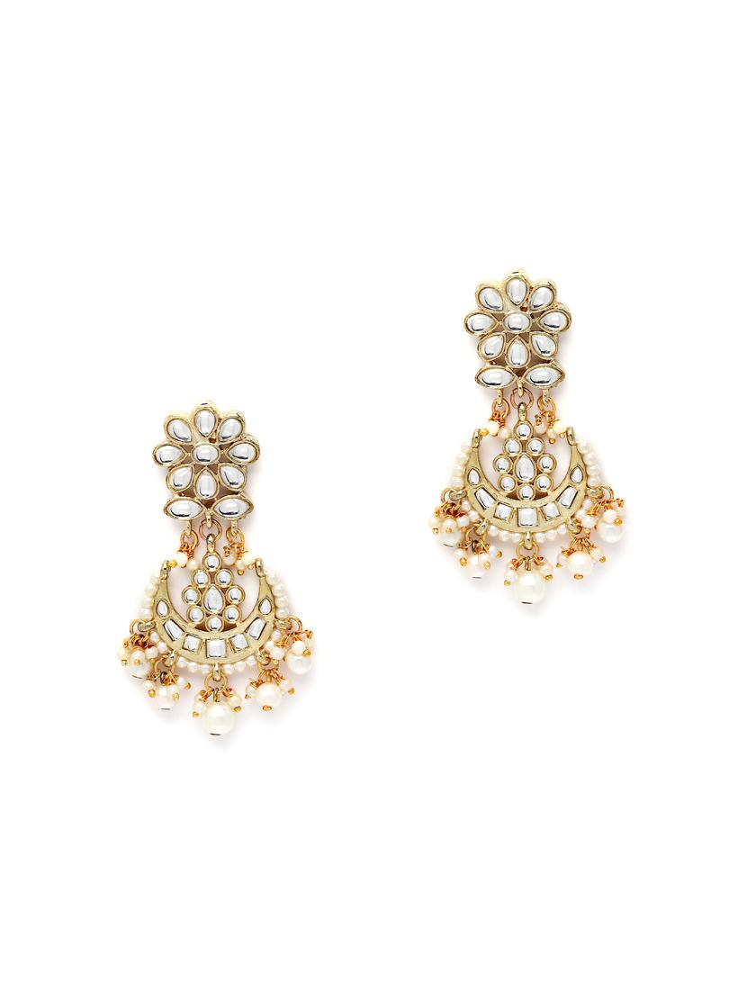 gold metal earring - 18633144 - Zoom Image - 0