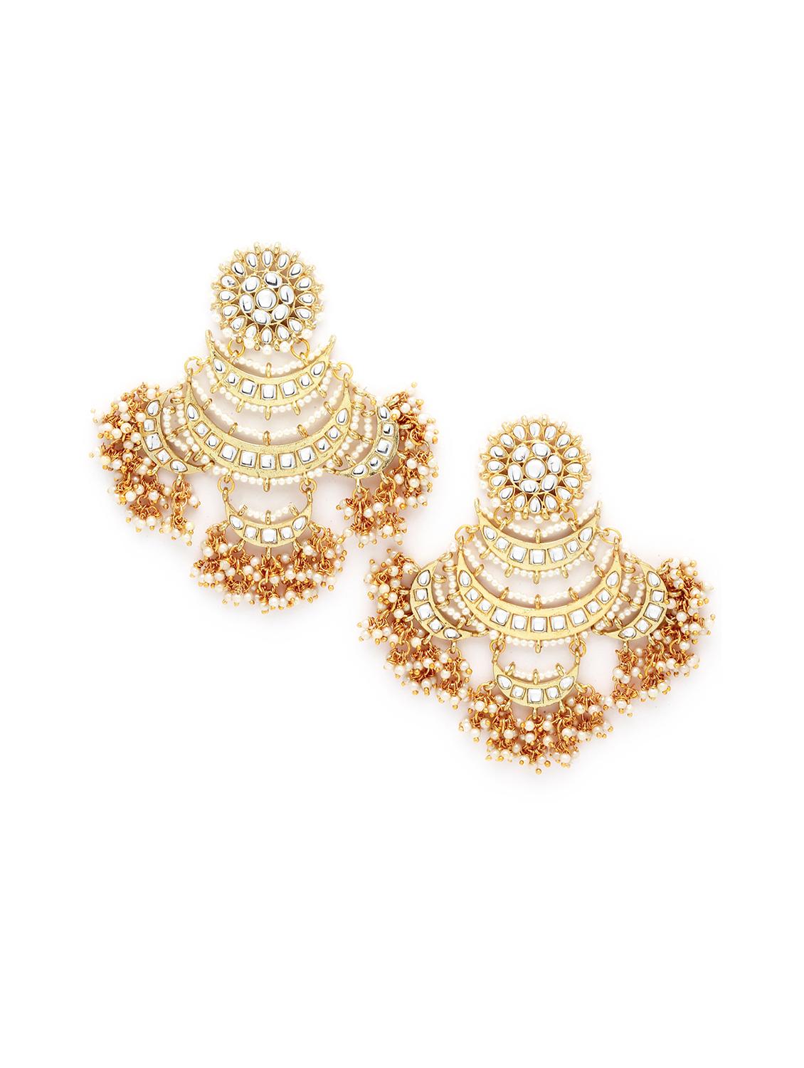 gold metal earring - 18633223 - Zoom Image - 0