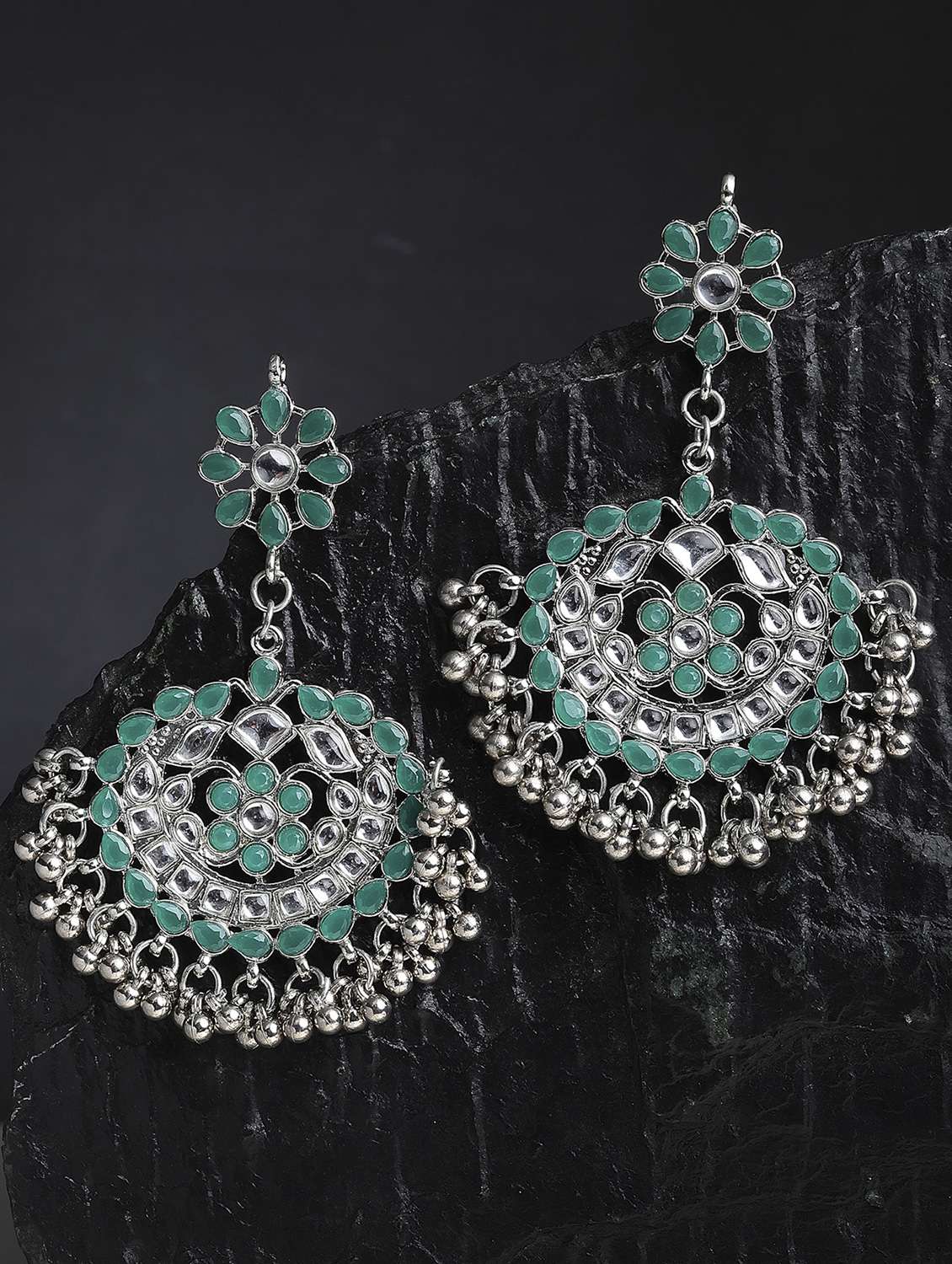 green metal earring - 18633275 - Zoom Image - 0