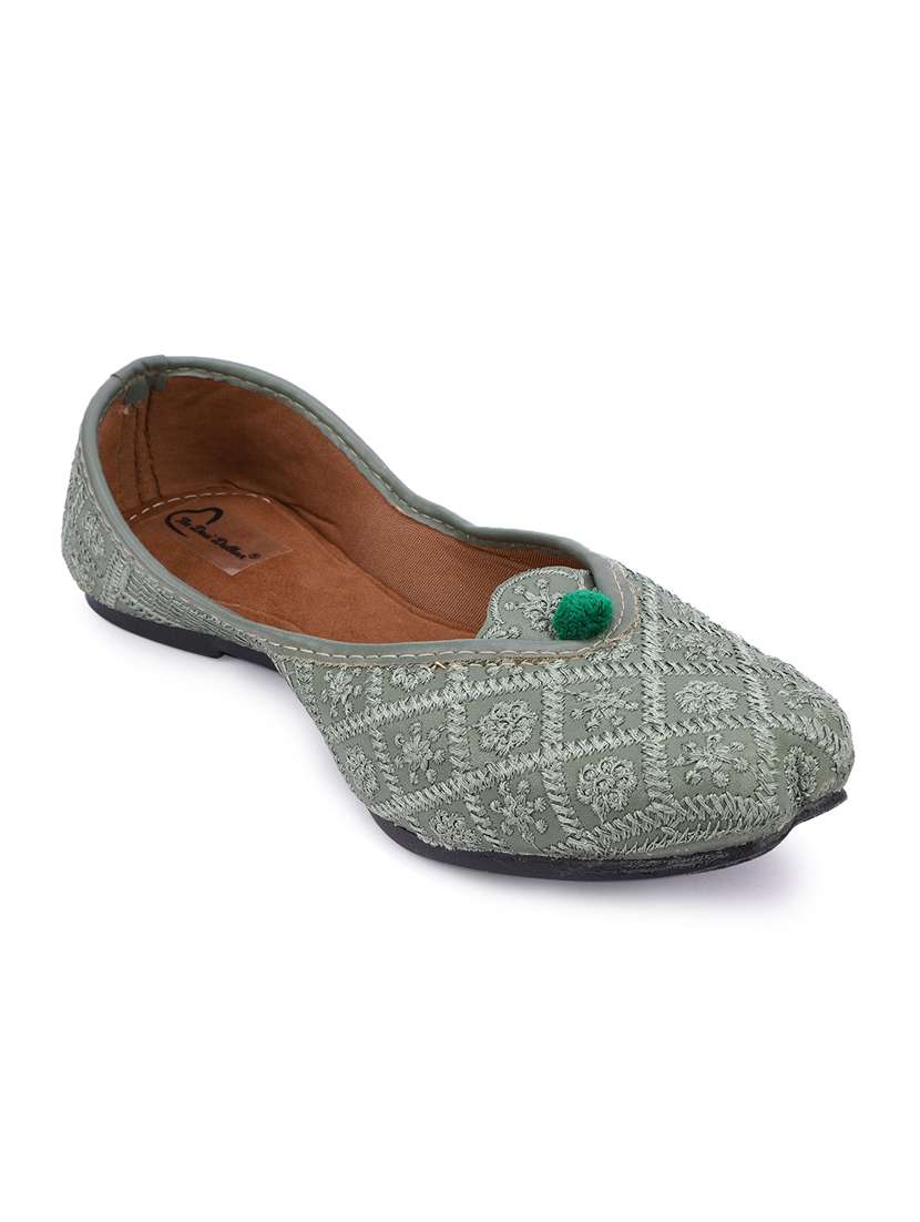 women embroidered mojari 