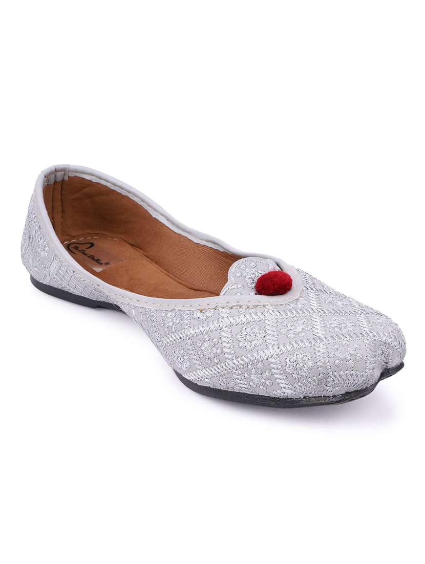 women embroidered mojari 