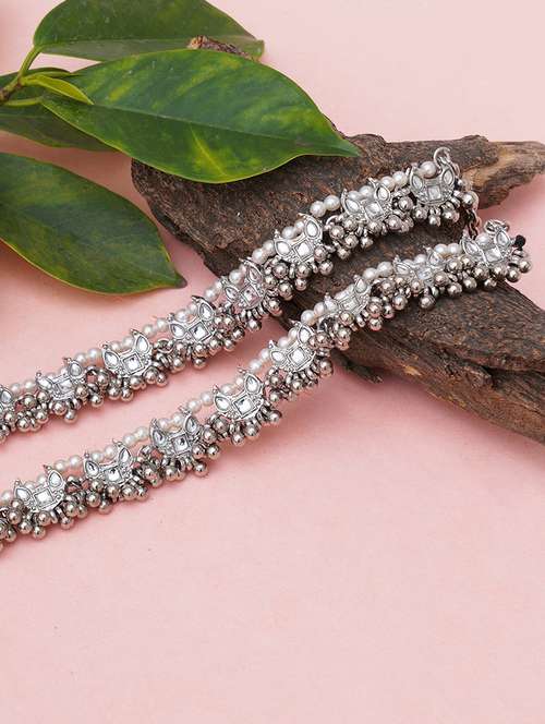 silver metal anklet - 18635653 -  Standard Image - 0