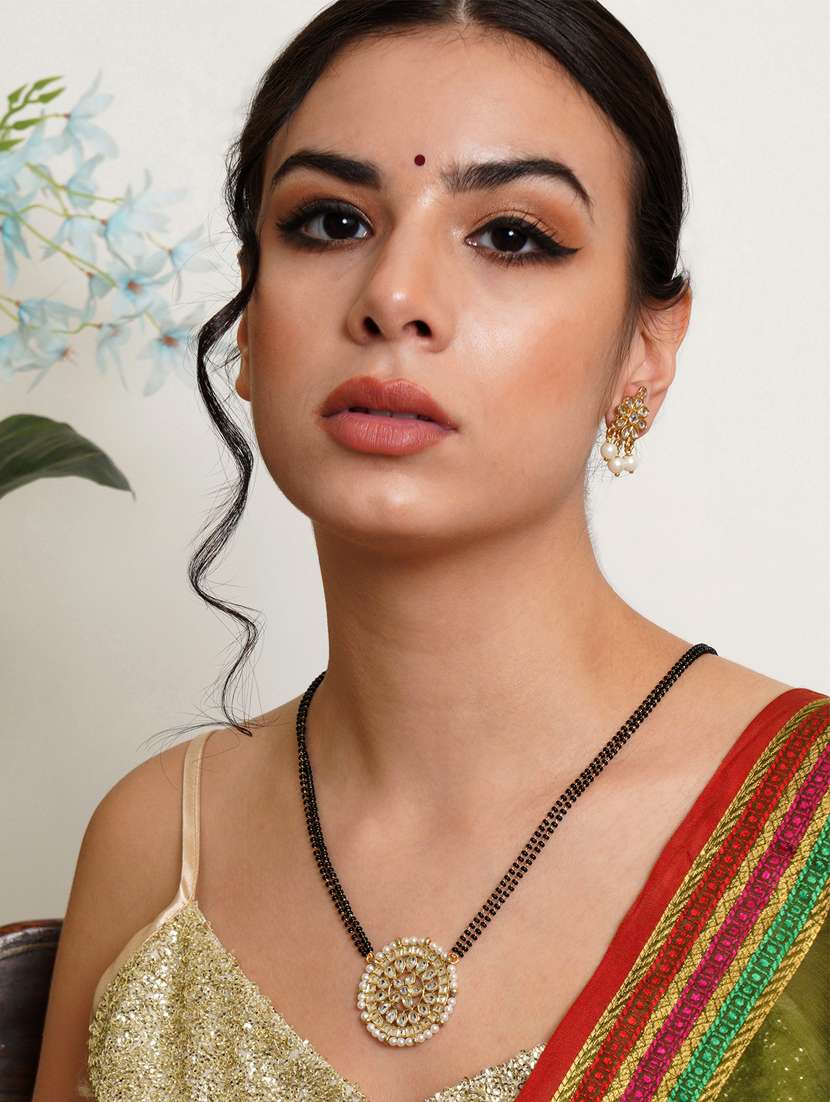 white metal necklaces - 18635959 - Standard Image - 4