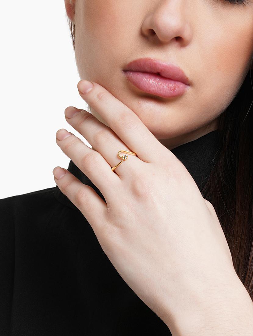 gold metal finger ring - 18636178 - Standard Image - 4