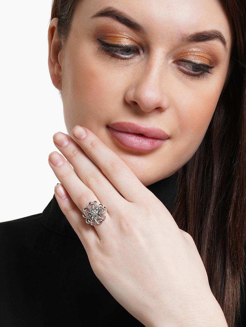 silver metal finger ring - 18636184 - Standard Image - 4