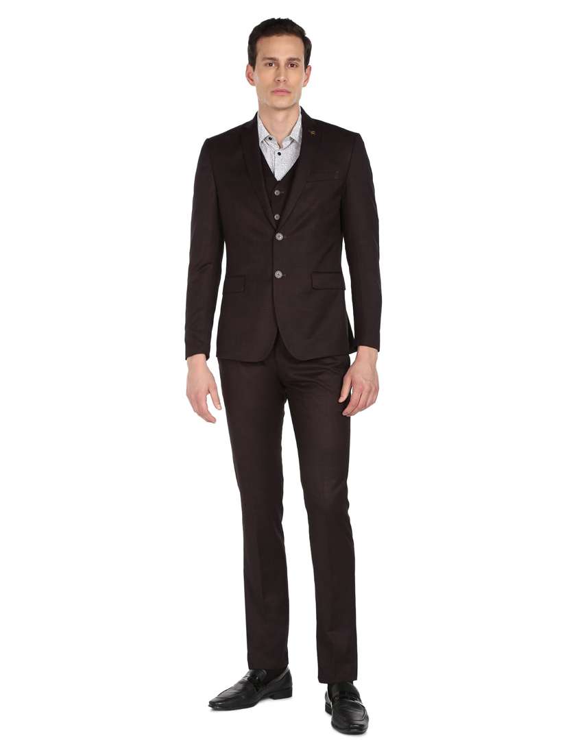 notched lapel collar single breasted suit