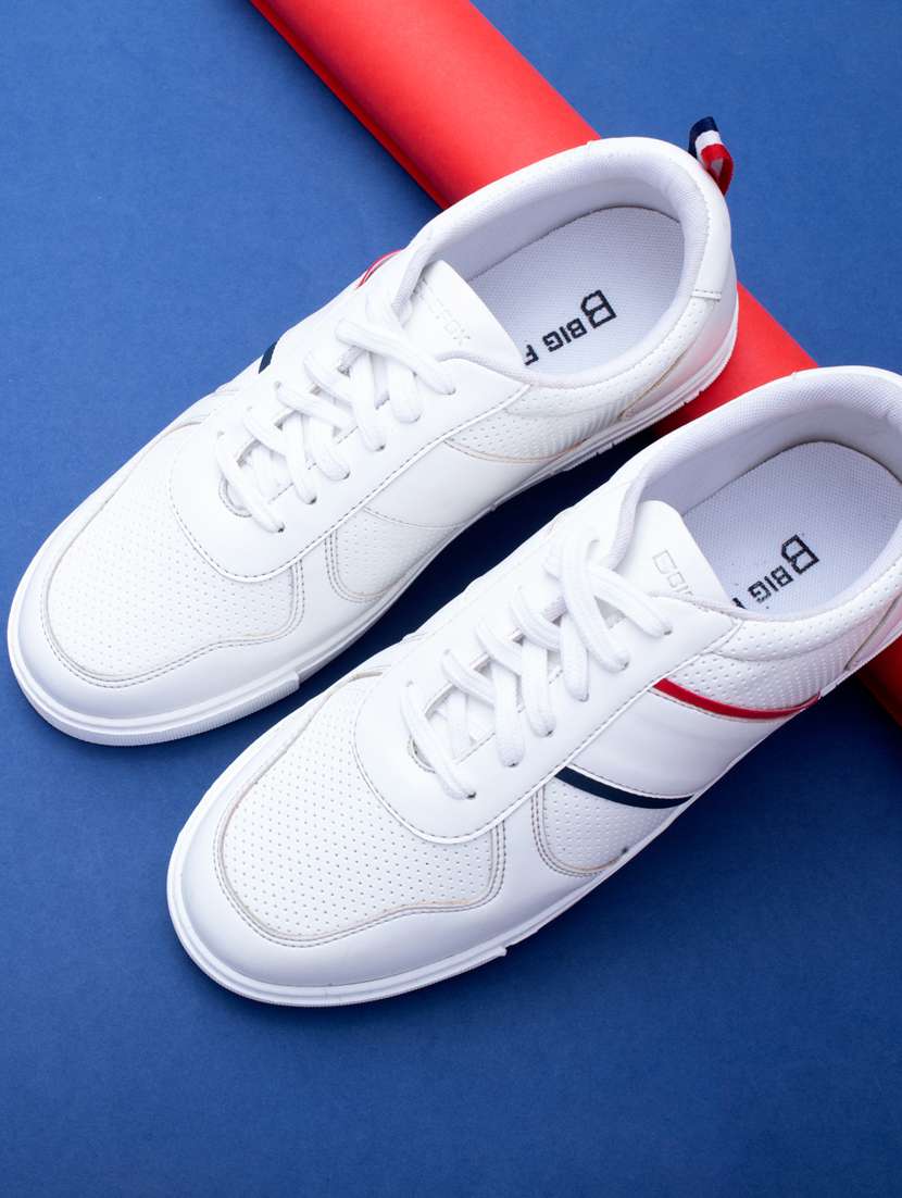 men white lace up sneaker