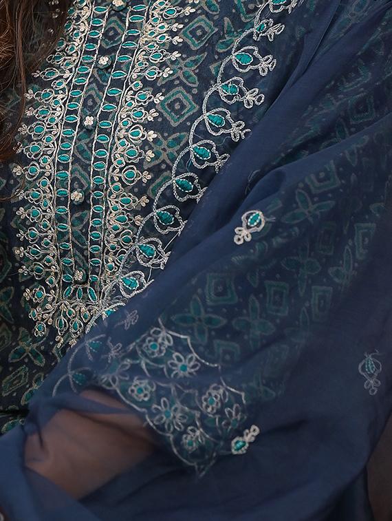 embroidered kurta pant dupatta set - 18875689 - Standard Image - 4