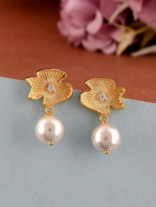gold metal stud earring - 19085335 - Standard Image - 0