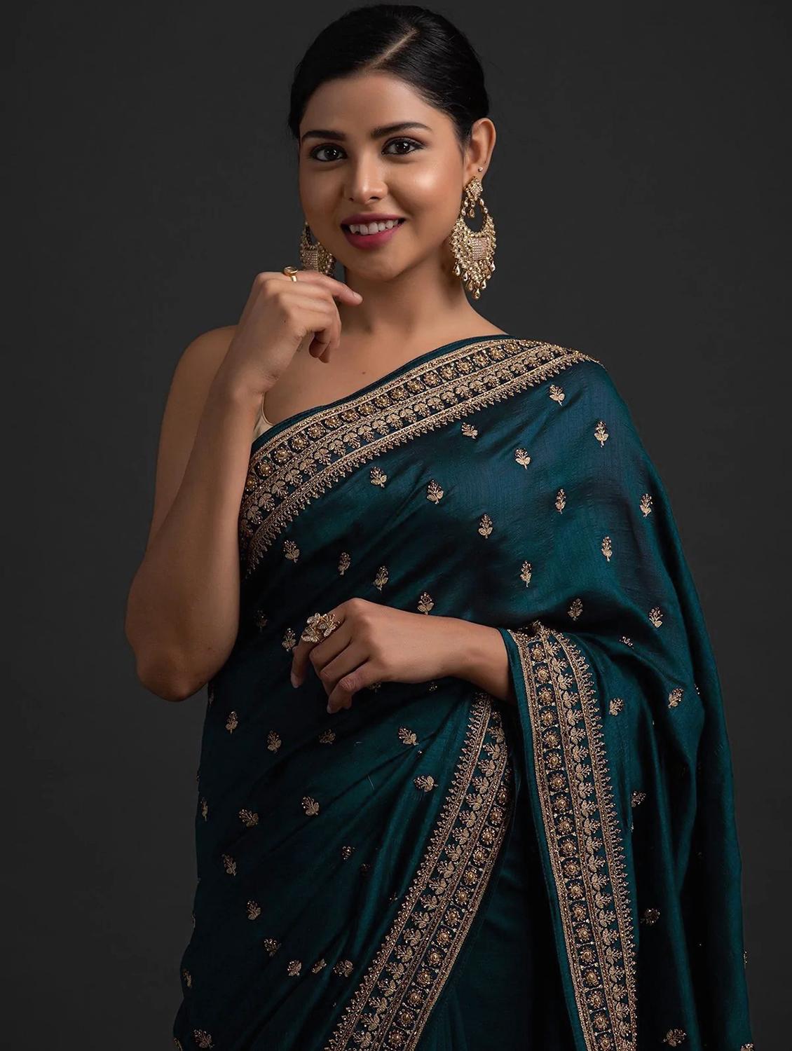 teal embroidered bordered saree with blouse - 19176549 - Standard Image - 4