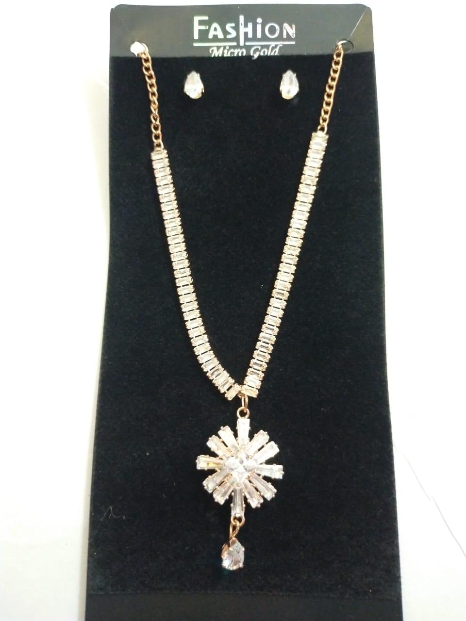 retail e-shop presents this latest design  - 19225441 -  Standard Image - 1