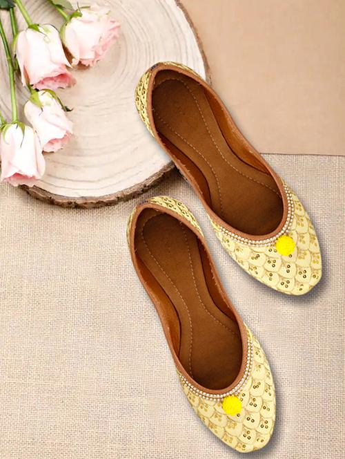 women embroidered jutis - 19436590 - Standard Image - 0