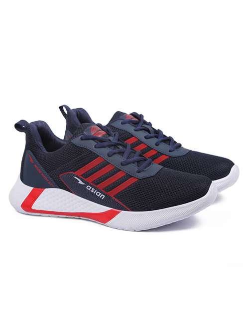men lace up sports shoes