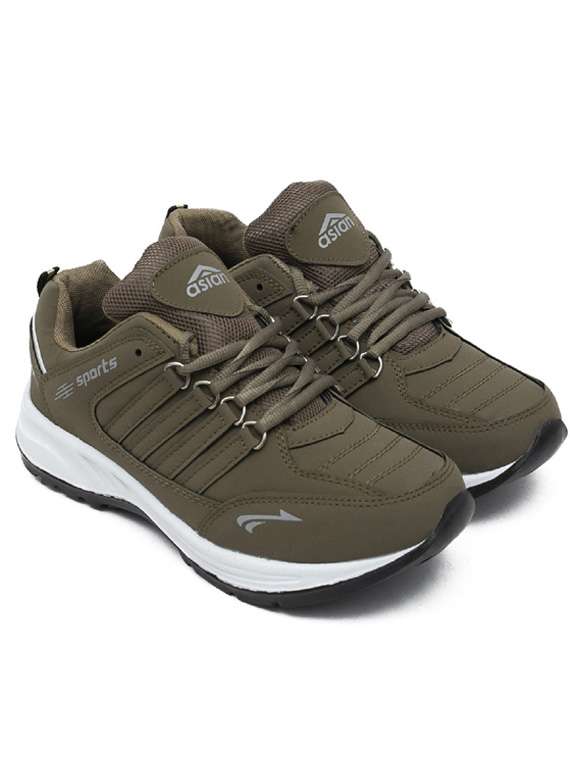 men lace up sports shoes