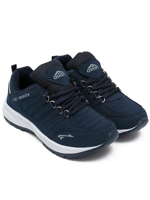 men lace up sports shoes - 19607995 -  Standard Image - 0
