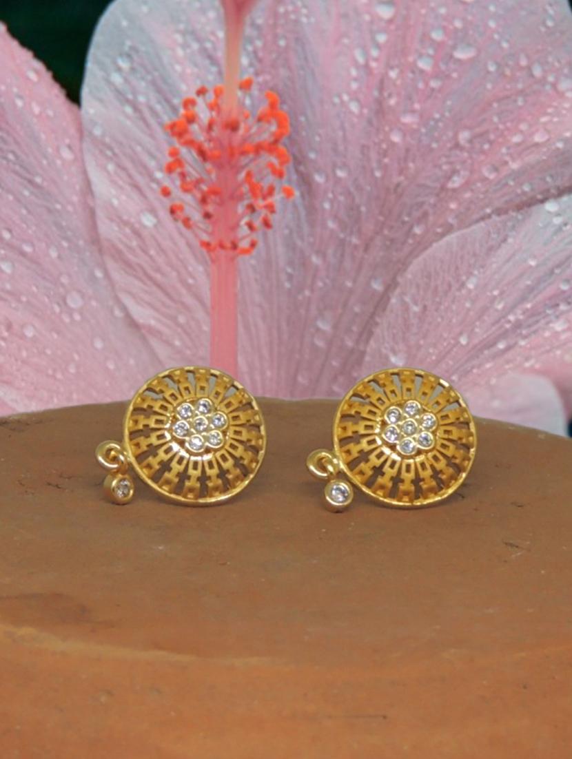 white brass studs earring - 19667213 - Zoom Image - 0