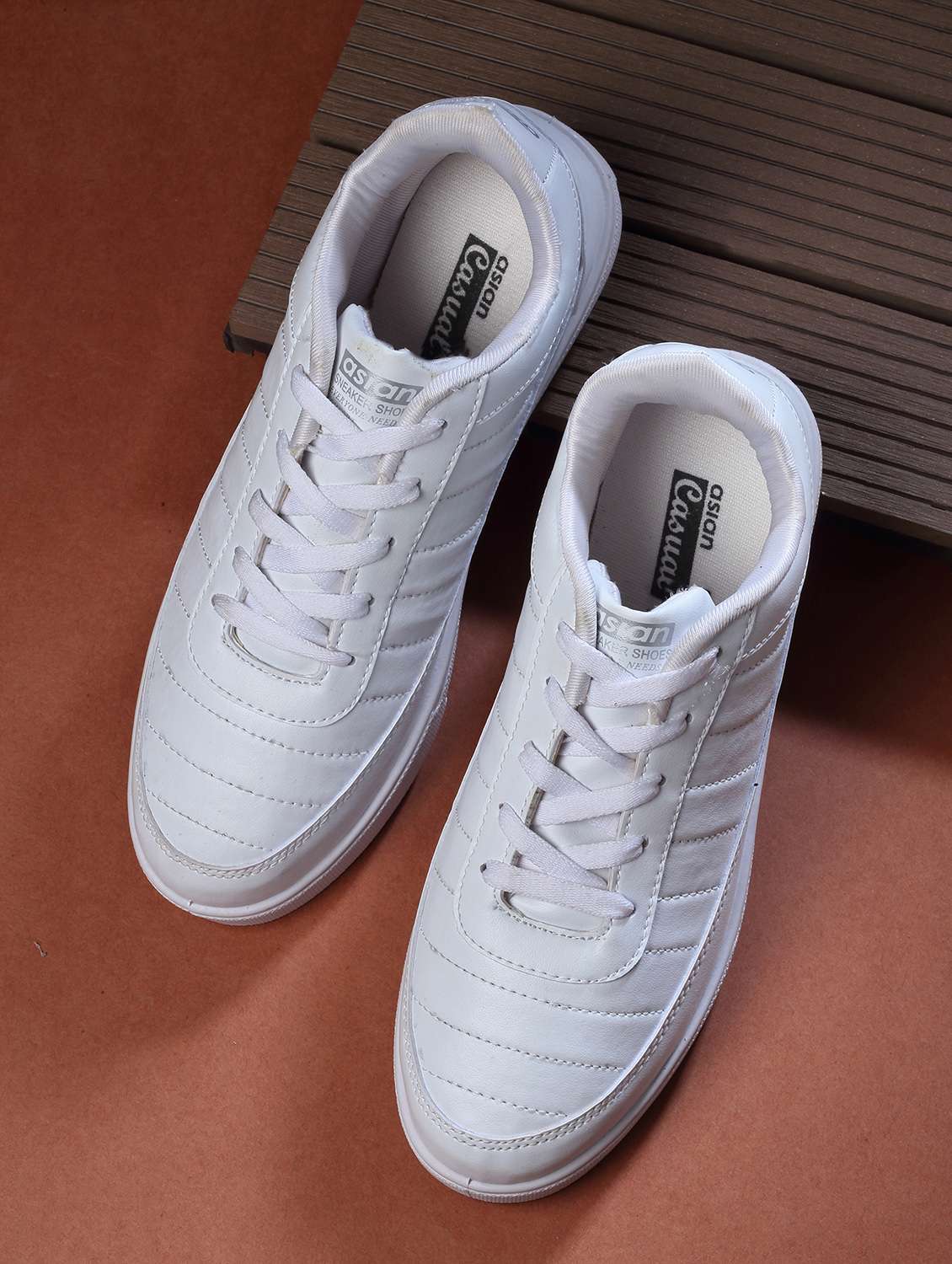 solid lace up sneaker