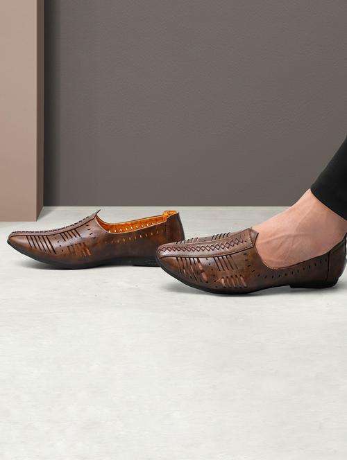 men brown slip juti - 19753491 -  Standard Image - 0
