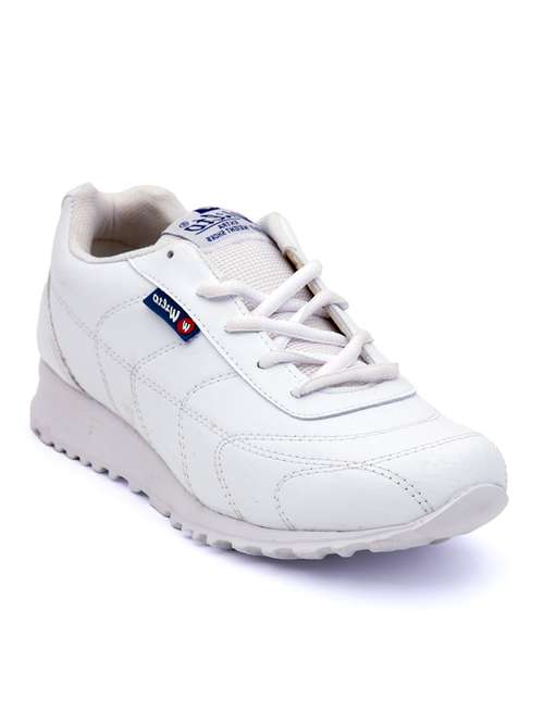 men lace up sports shoes