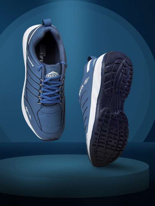 men lace up sports shoes