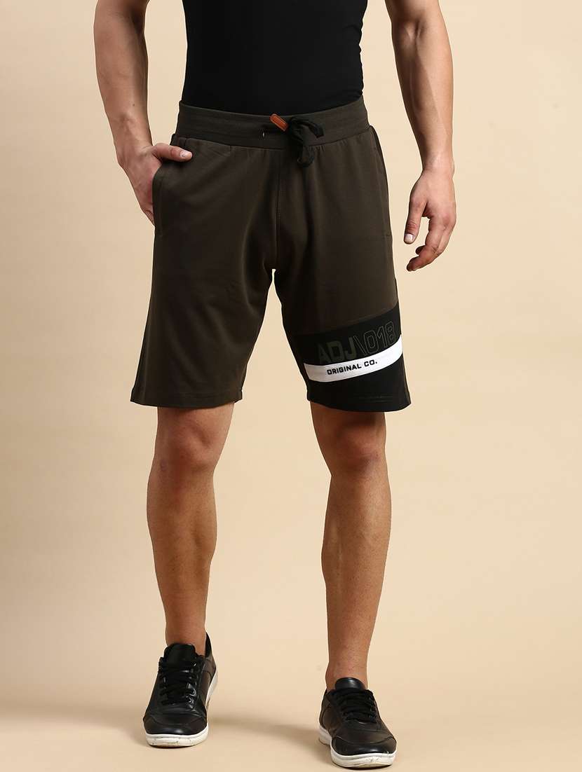 men solid mid rise shorts