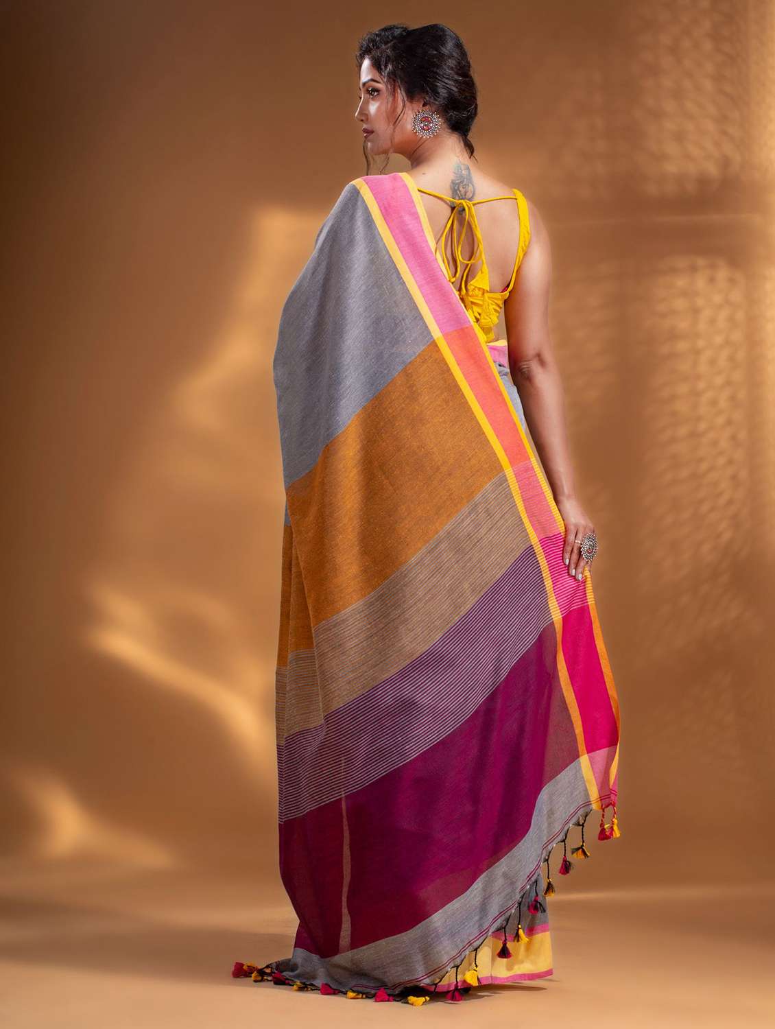 grey self design woven saree with blouse - 19866390 - Standard Image - 1