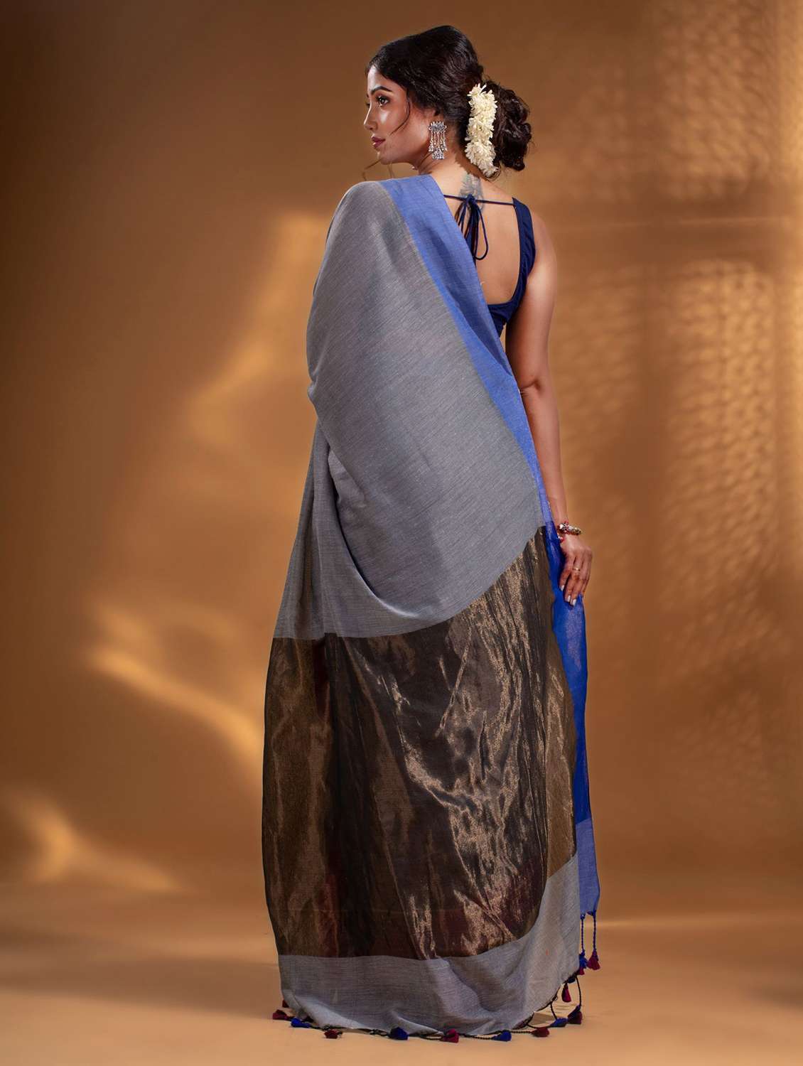 women's bordered grey colored saree with blouse - 19866464 - Standard Image - 1