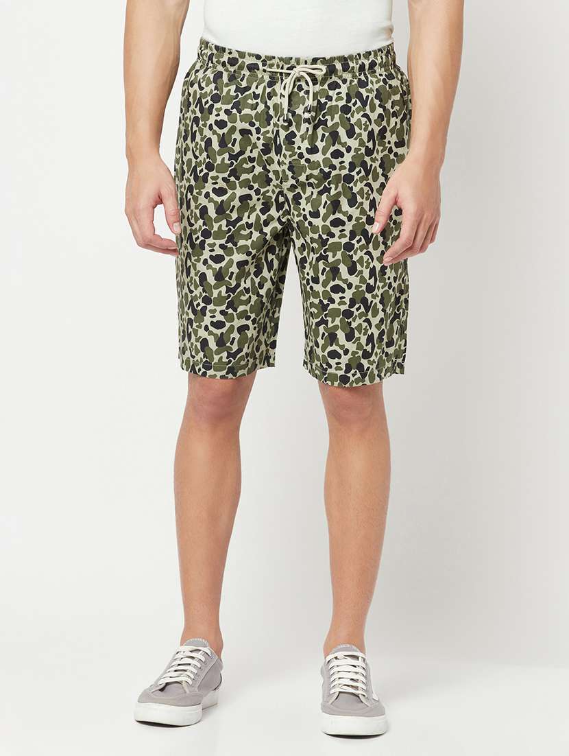 men printed mid rise regular fit shorts