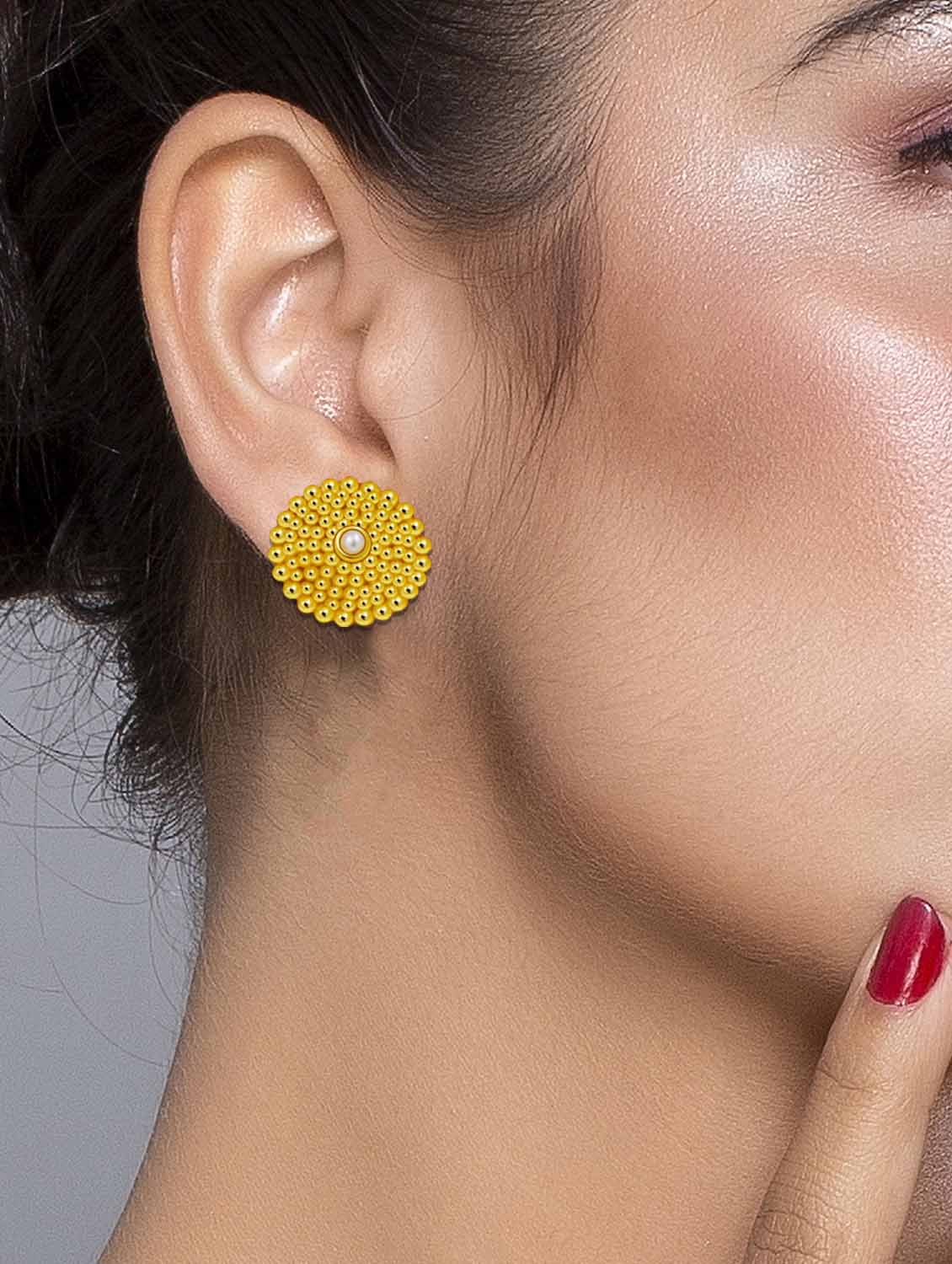 gold alloy studs earring - 19947131 - Standard Image - 4