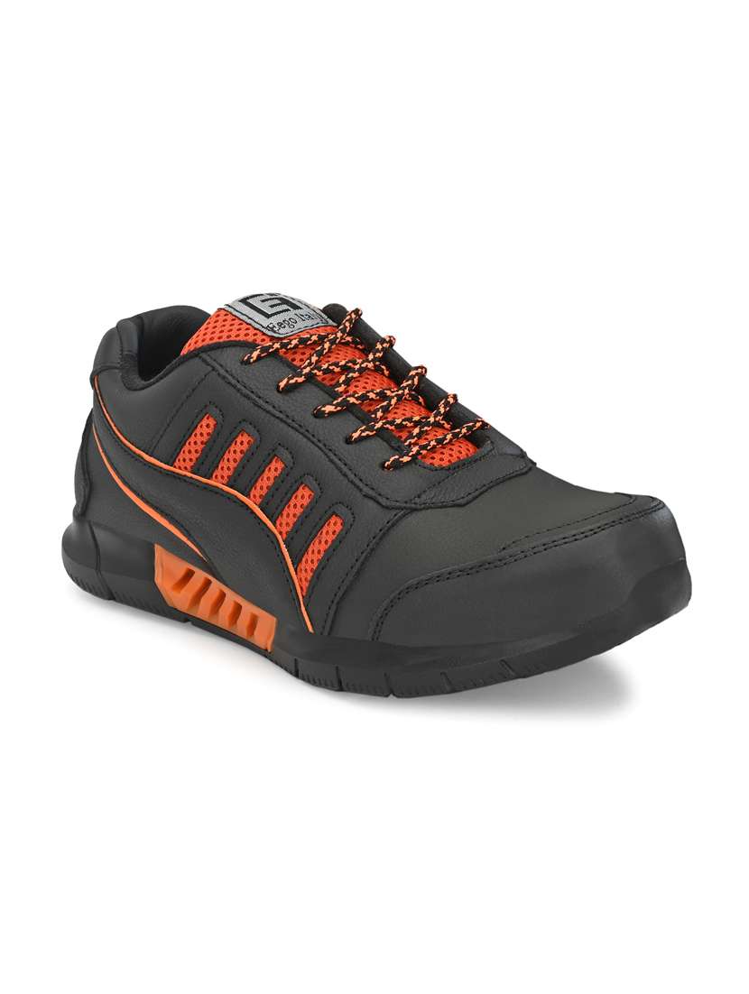 men lace up sport shoes