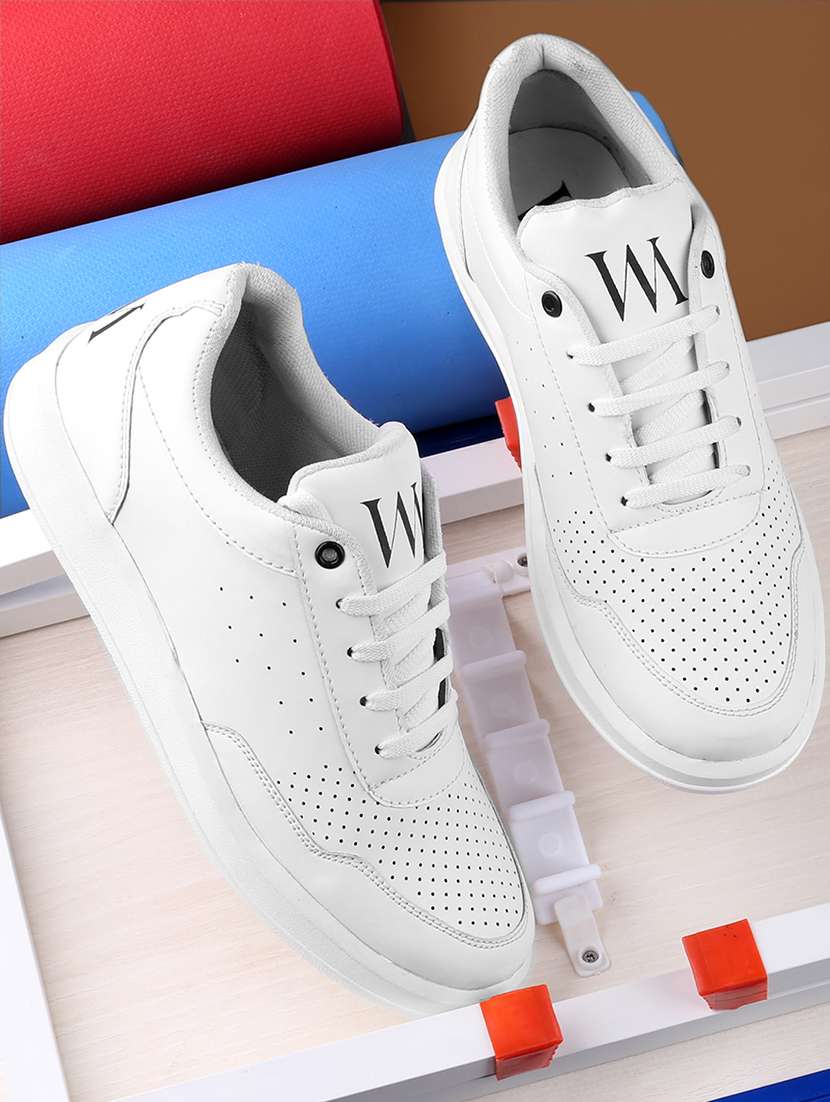 men white lace up sneakers