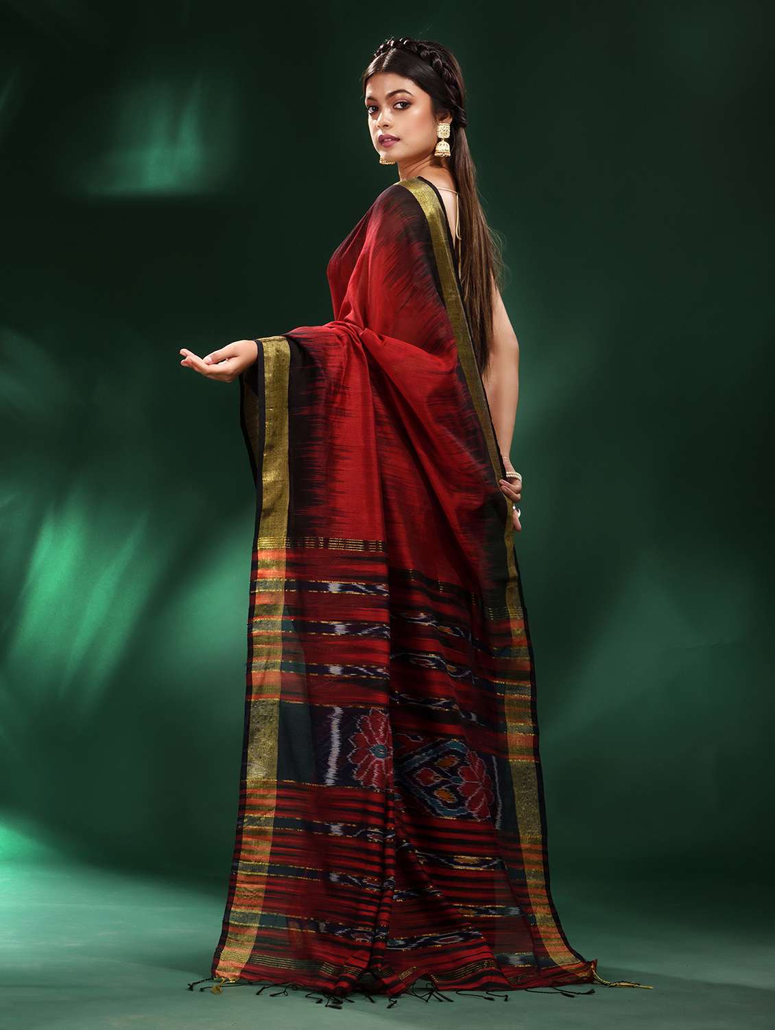 red cotton blend saree with blouse - 19993529 - Standard Image - 1
