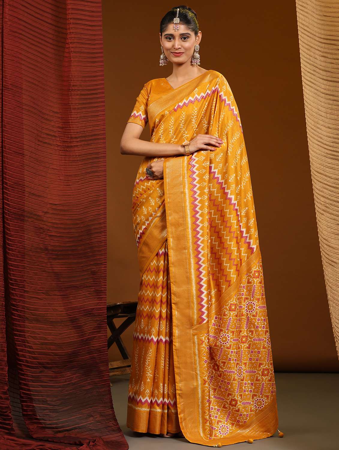 women's printed yellow colored saree with blouse - 20007416 - Zoom Image - 0