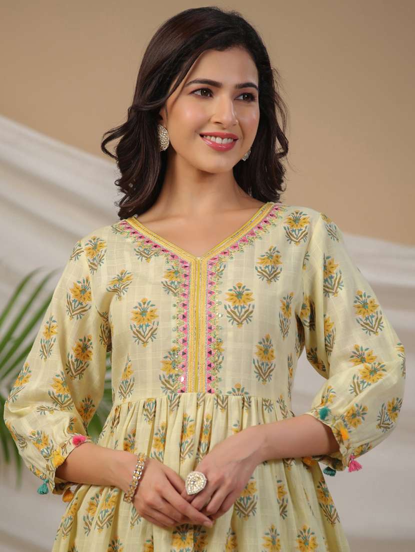 women yellow floral dhoti kurta set - 20205541 -  Standard Image - 4