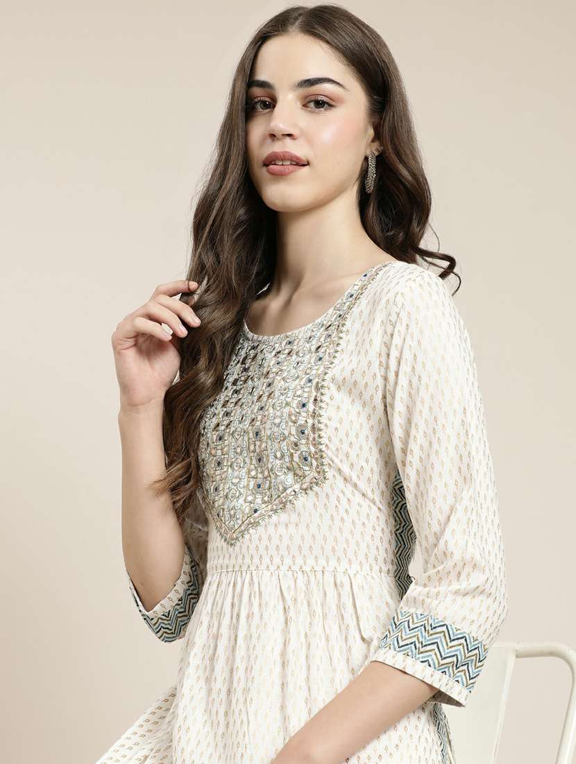 women foil print round neck kurta pant set - 20251244 -  Standard Image - 4