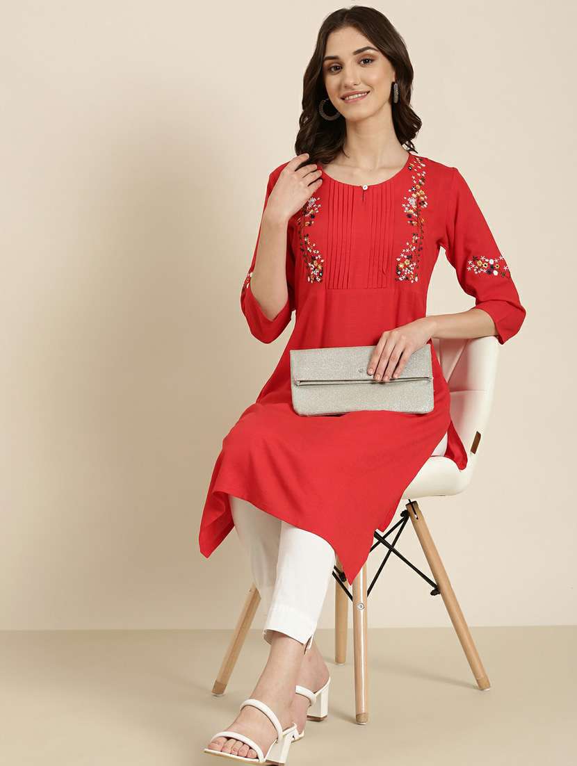 women's red round neck straight kurta - 20252265 -  Standard Image - 4