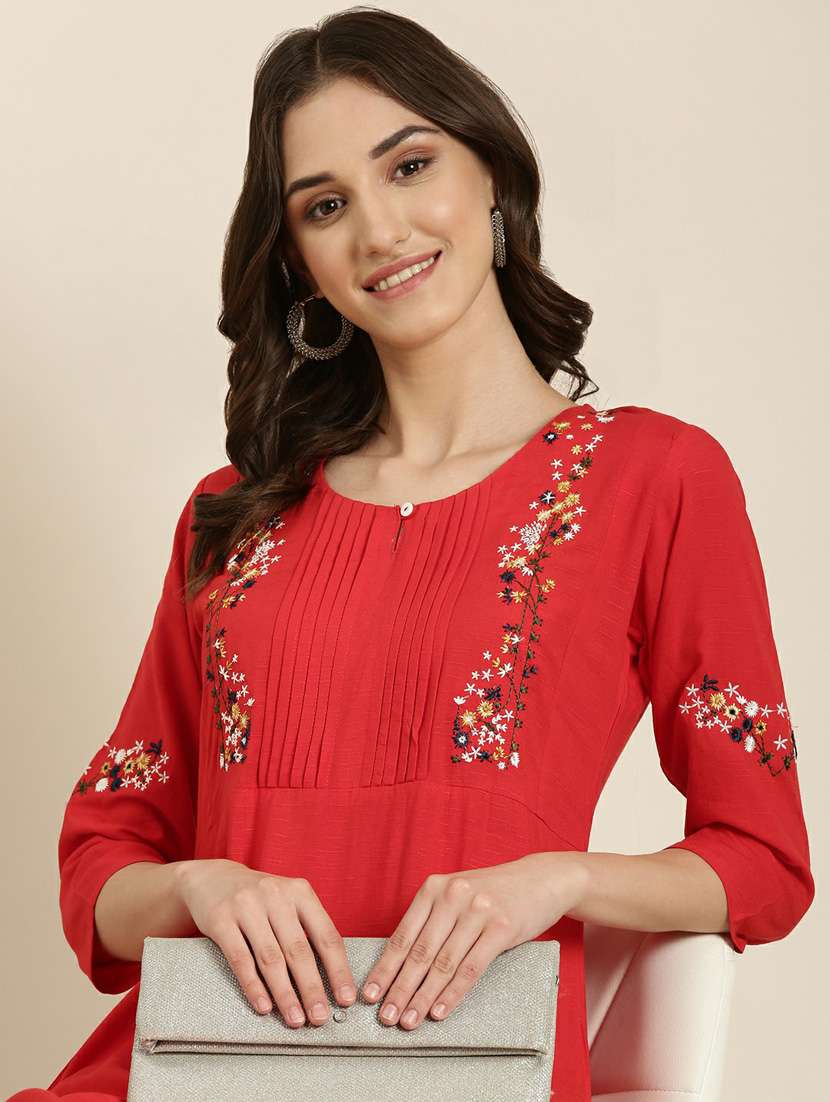women's red round neck straight kurta - 20252265 -  Standard Image - 6