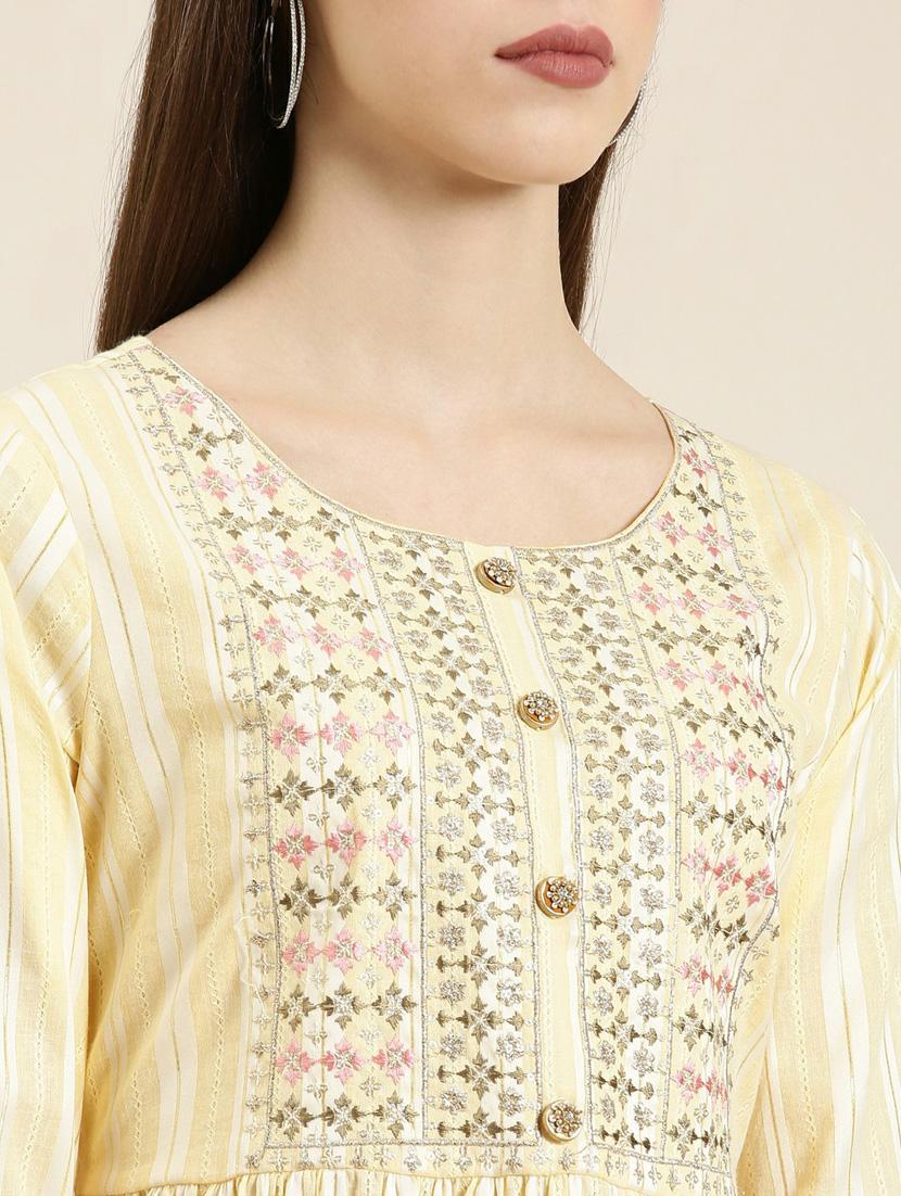 yellow embroidered side slit kurta - 20252519 - Standard Image - 4