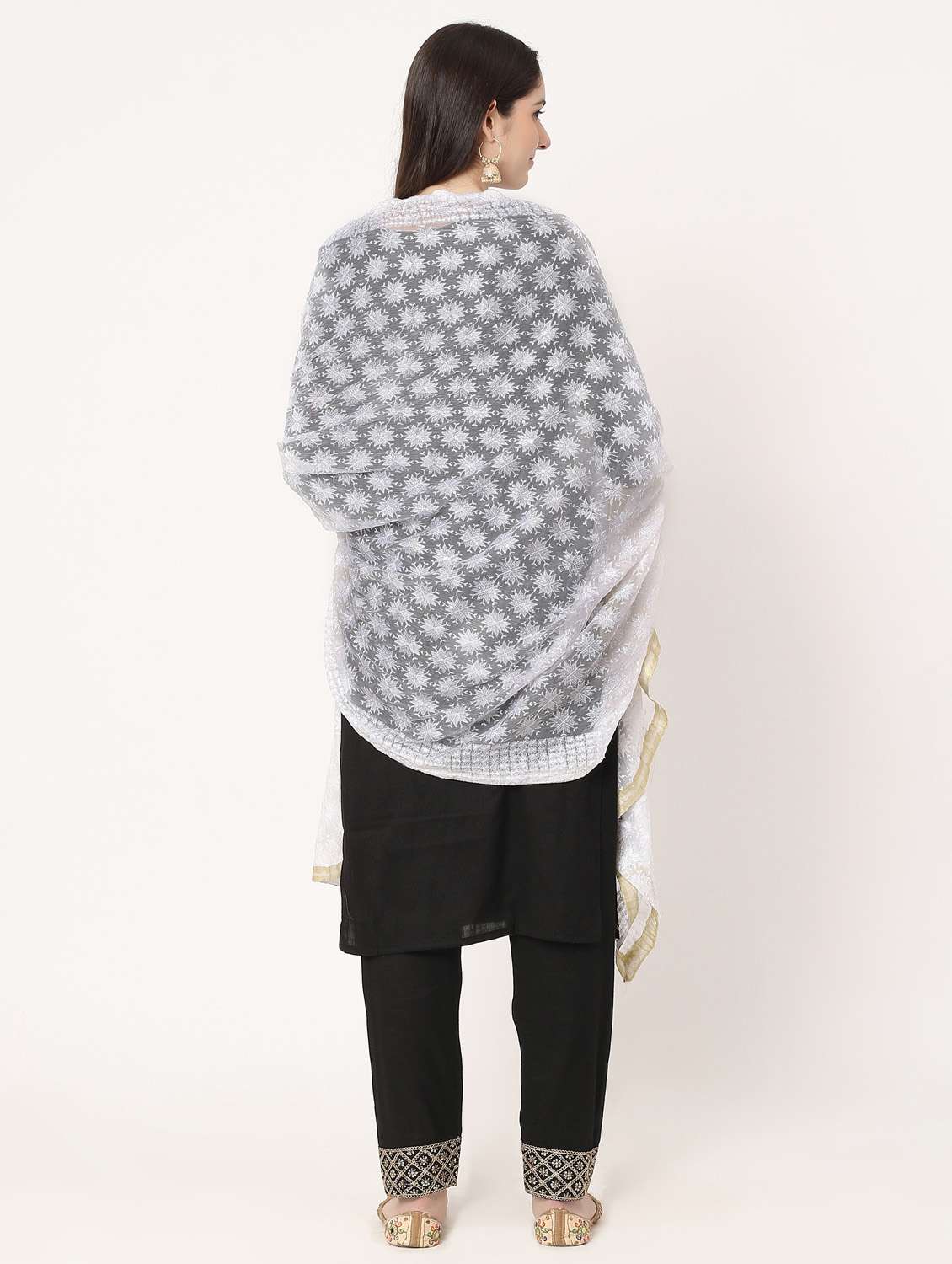 women white phulkari embroidered dupatta - 20276668 - Standard Image - 4